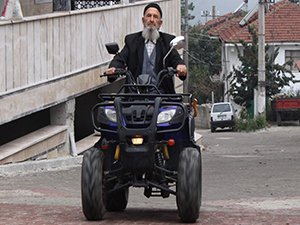 90'lık dedenin ATV keyfi!