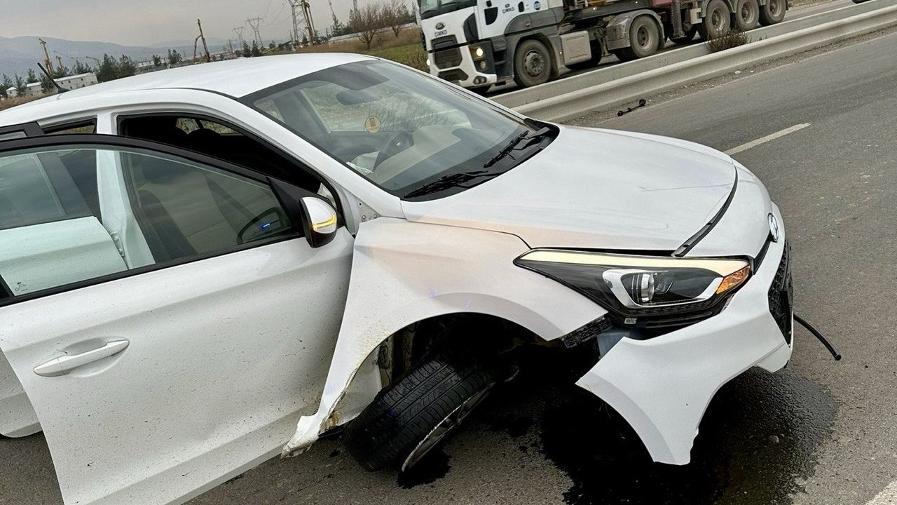Kahramanmaraş'ta Otomobil Refüje Çarptı: 3 Yaralı