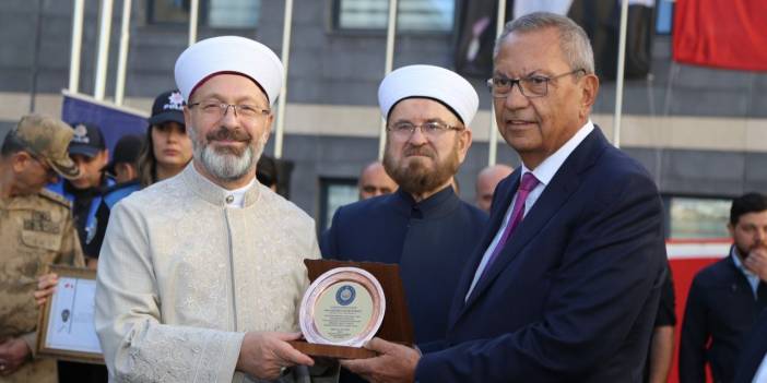 Kipaş Holding Yönetim Kurulu Başkanı Hanefi Öksüz'e teşekkür plaketi