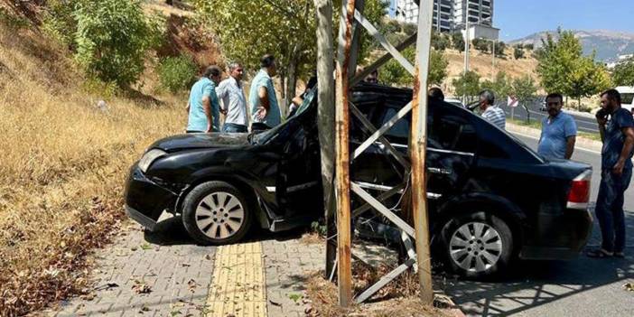 Kahramanmaraş Trafik Kazası: Elektrik Direğine Çarpan Araçta Yaralı Sürücü!