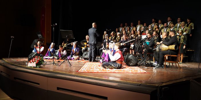 turk-halk-muzigi-korosu-konseri-8.jpg