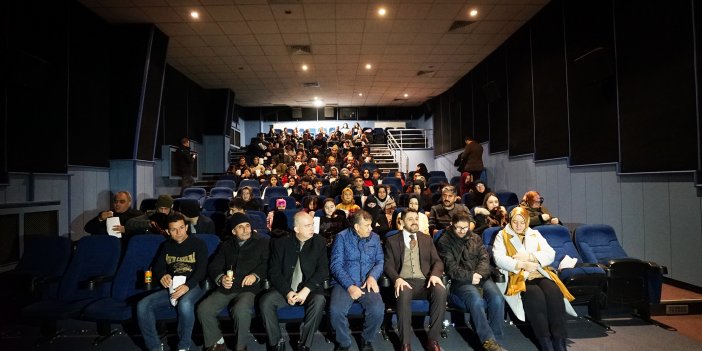ozel-gereksinimli-vatandaslar-sinemada-bir-araya-geldi.jpg