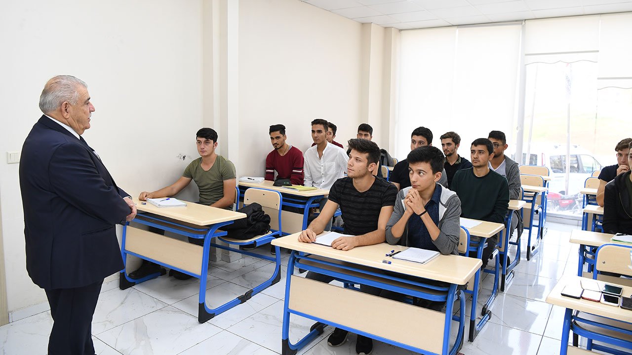 kahramanmarasta-gencler-gelecege-hazirlaniyor-universite-kurslari-basliyor.jpg