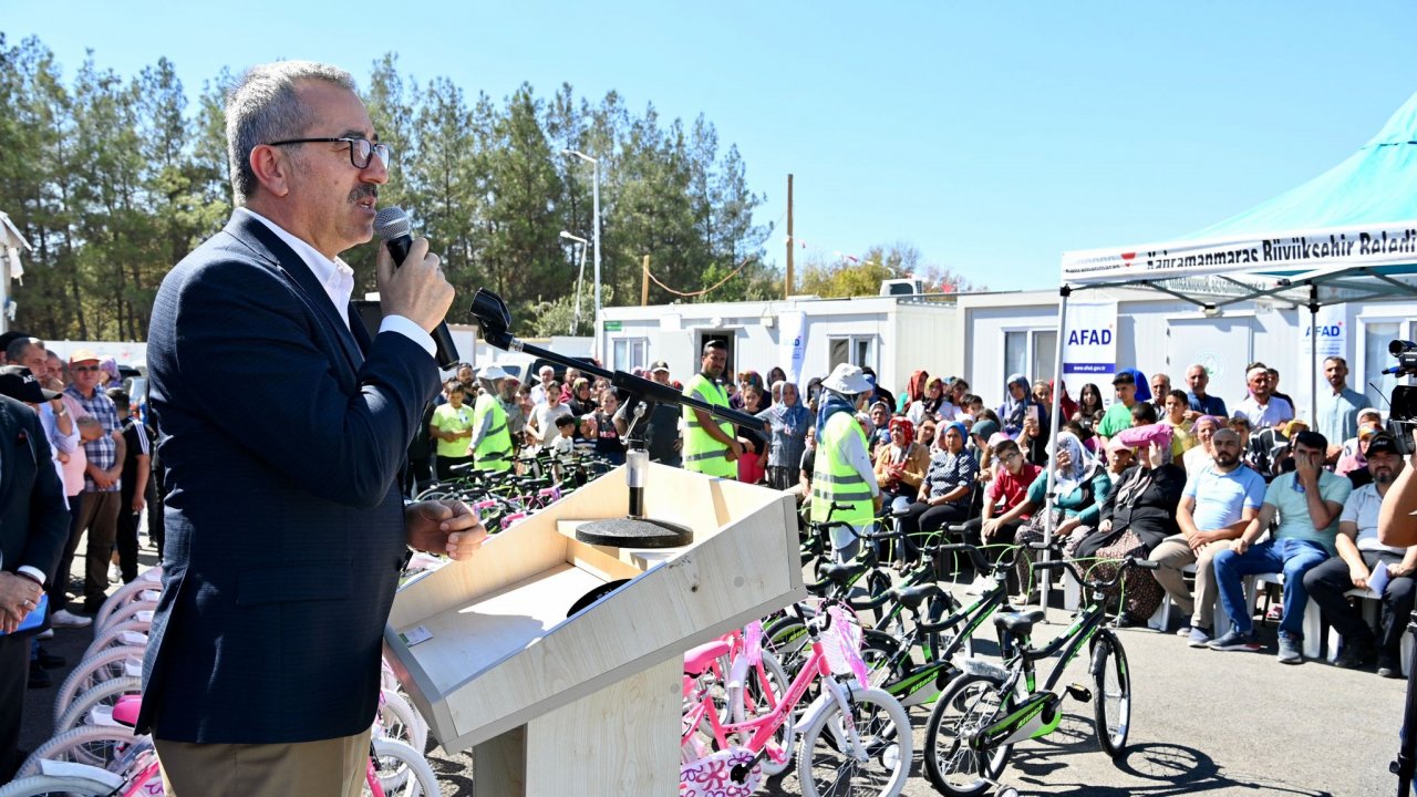 kahramanmaras-belediye-baskani-gaziosmanpasada-cocuklar-icin-bisiklet-dagitti.jpg