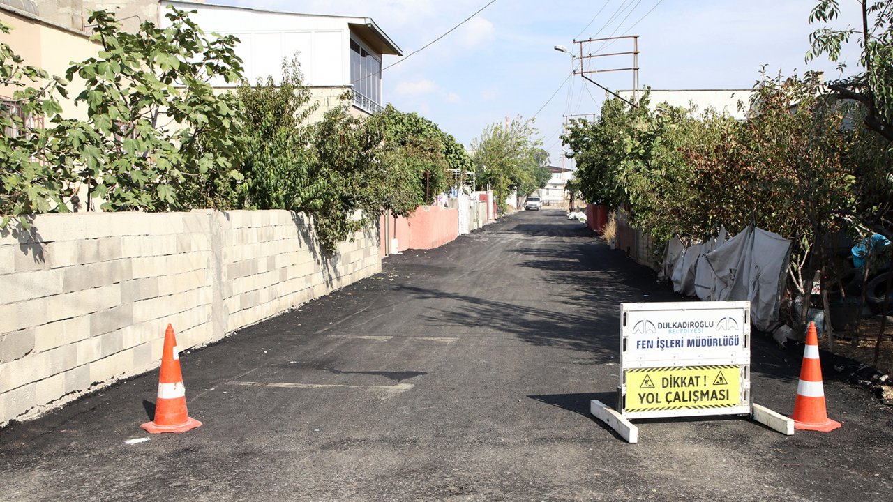 eyup-sultan-mahallesinde-yepyeni-yollar-dulkadiroglu-belediyesi-asfalt-yenileme-calismalarina-hiz-kesmeden-devam-ediyor.jpg