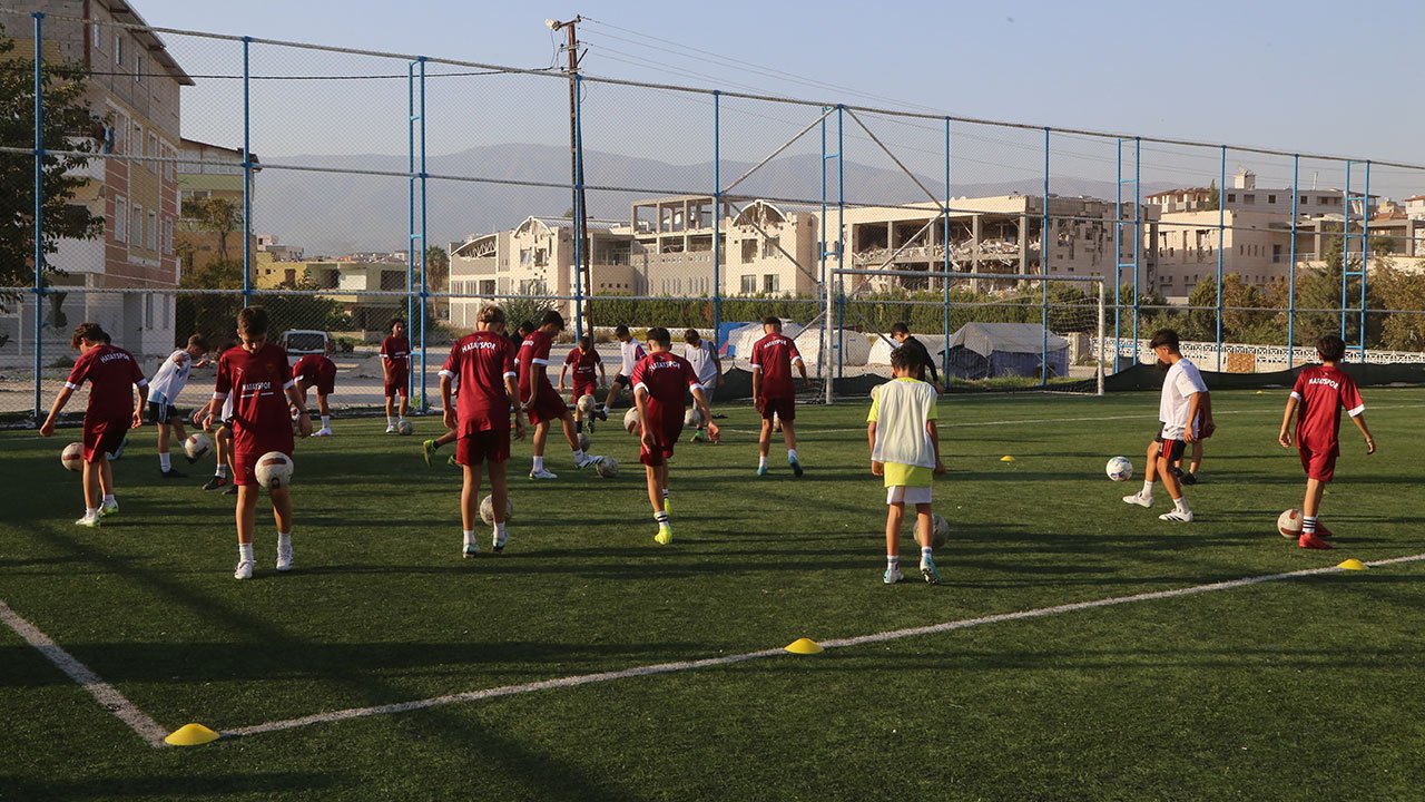 depremlerin-ardindan-liglerden-cekilen-hataysporun-altyapi-takimlari-yeniden-sahalara-dondu.jpg