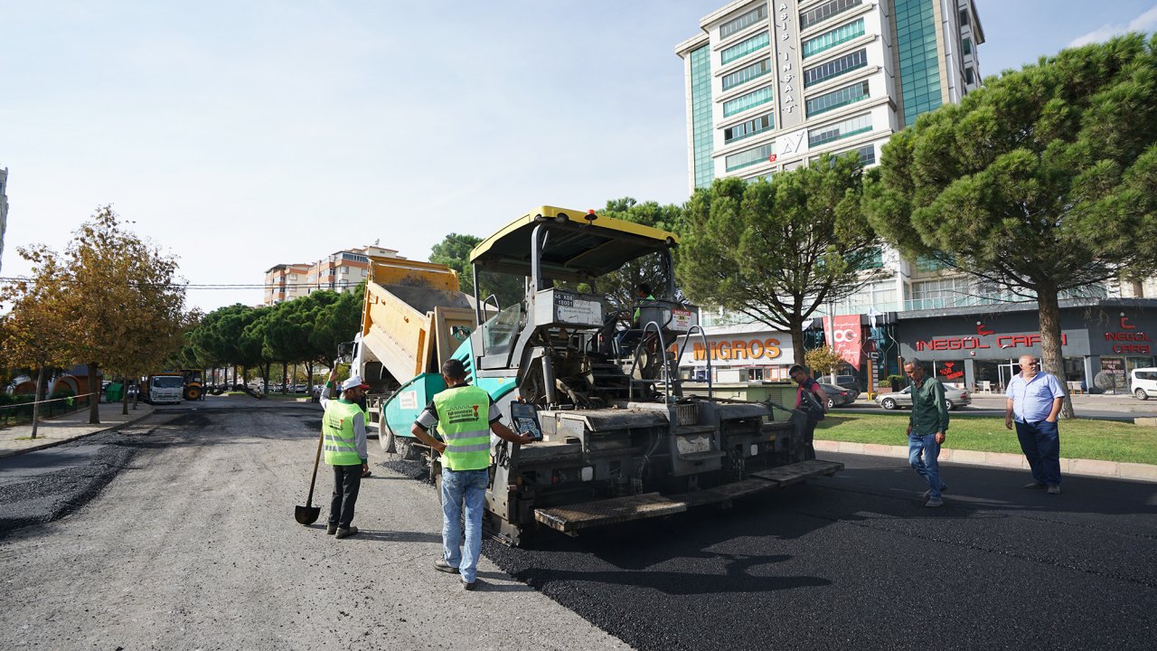 ismet-karaokur-bulvarinin-asfalti-etaplar-halinde-yenileniyor.jpg