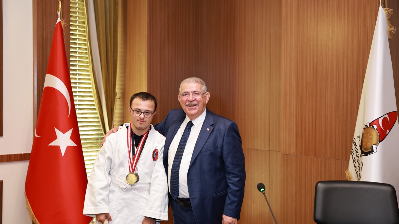 onikisubat-belediye-baskani-mahcicek-ozel-sporculari-agirladi-gurur-dolu-anlar.jpeg
