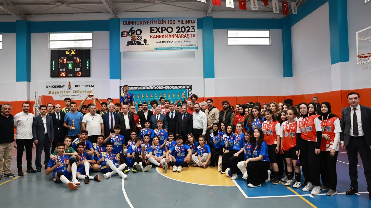 onikisubat-belediyesi-100-yil-expo-2023-voleybol-turnuvasi-finali-nefes-kesti.jpeg