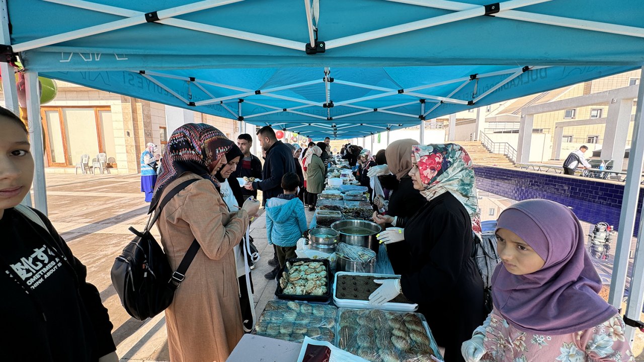 dulkadiroglu-kamu-kulliyesinde-filistin-icin-kermes-duzenlendi.jpg