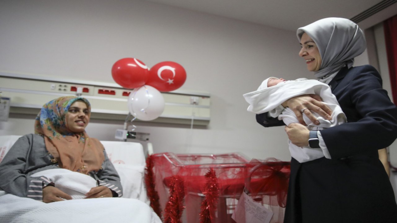aa-20231231-33324157-33324154-bakan-mahinur-ozdemir-goktas-yeni-yilin-ilk-bebeklerini-ziyaret-etti.jpg