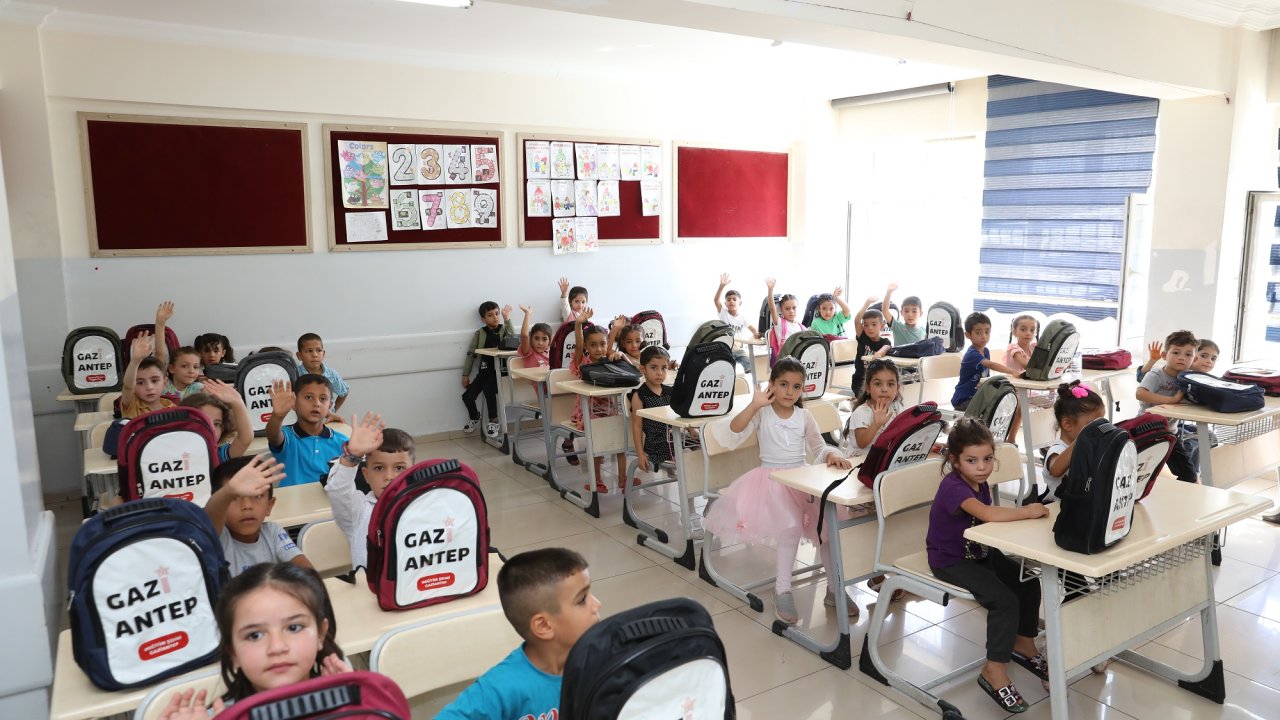 gaziantep-buyuksehir-1inci-sinif-ogrencileri-icin-kirtasiye-destegini-surduruyor-3.jpg