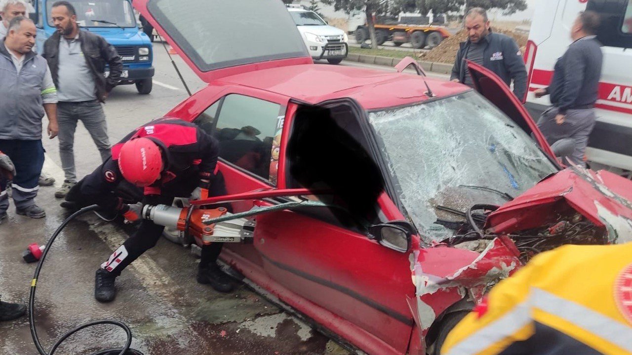 kahramanmarasta-otomobil-tira-arkadan-carpti-2-agir-yarali.jpg