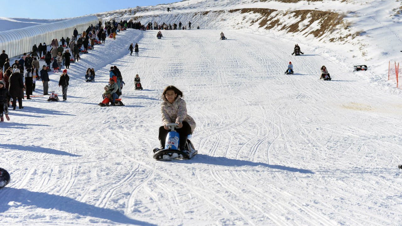 aa-20250106-36674880-36674877-yedikuyular-kayak-merkezi-2-gunde-yaklasik-15-bin-kisiyi-agirladi.jpg