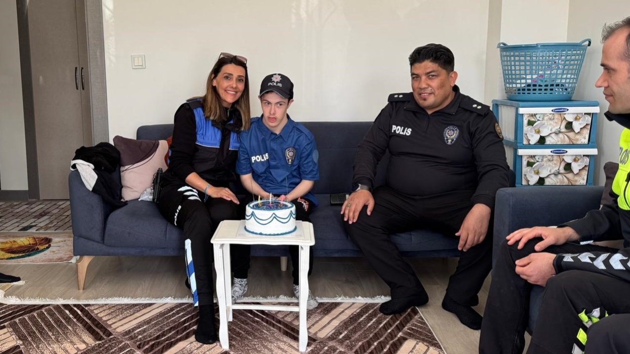 aa-20250415-37644195-37644192-kahramanmarasta-polis-ekiplerinden-down-sendromlu-murata-dogum-gunu-surprizi.jpg