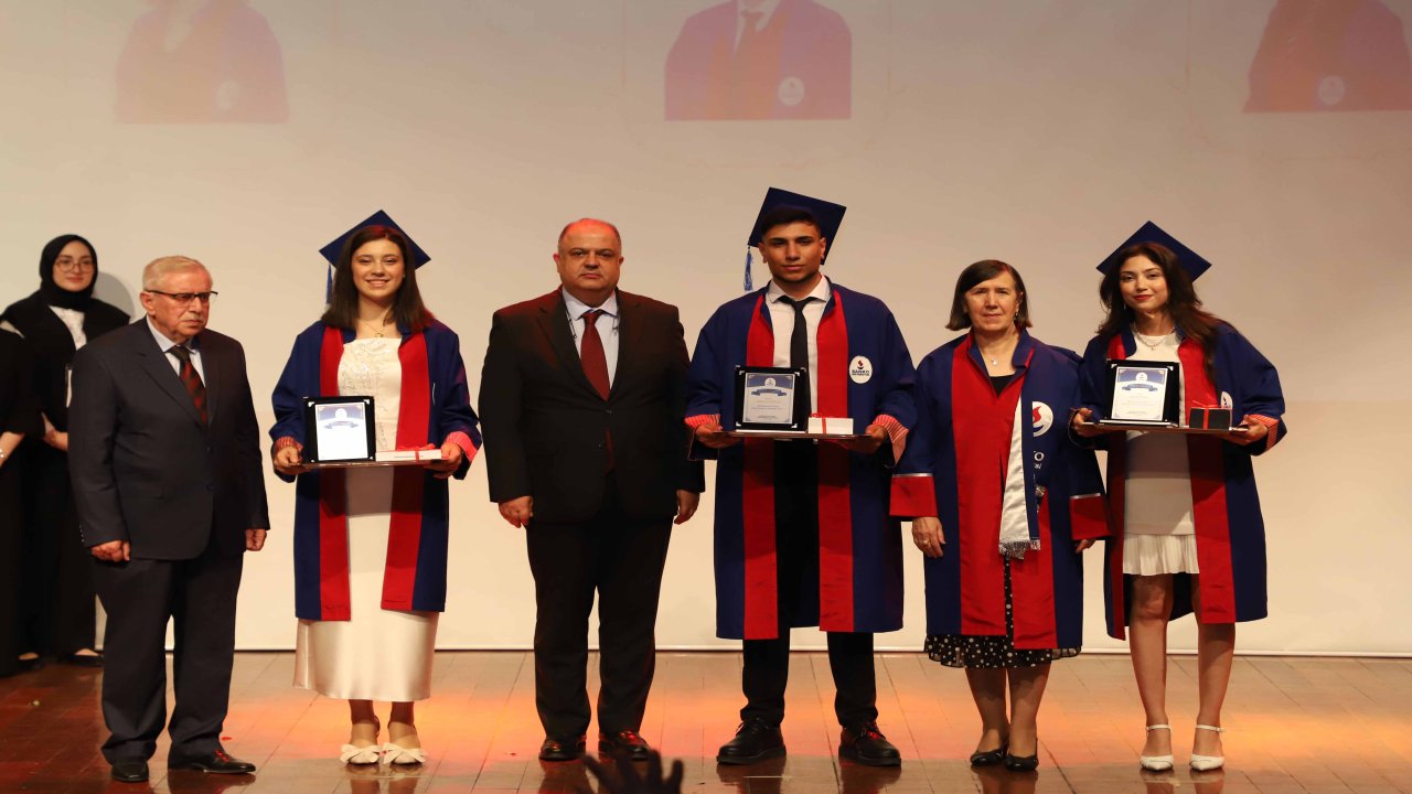 sanko-universitesinde-mezuniyet-heyecani-6.jpg
