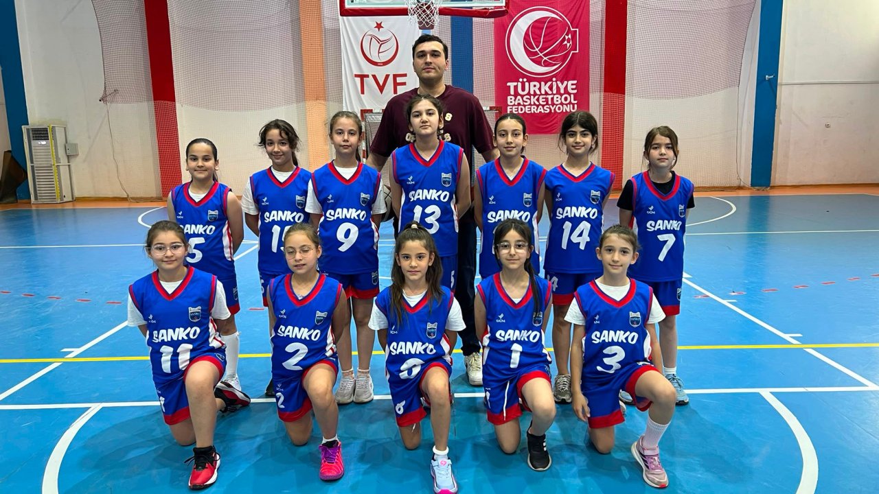 sanko-okullari-minik-erkek-basketbol-takimi-sampiyon-oldu-2.jpg