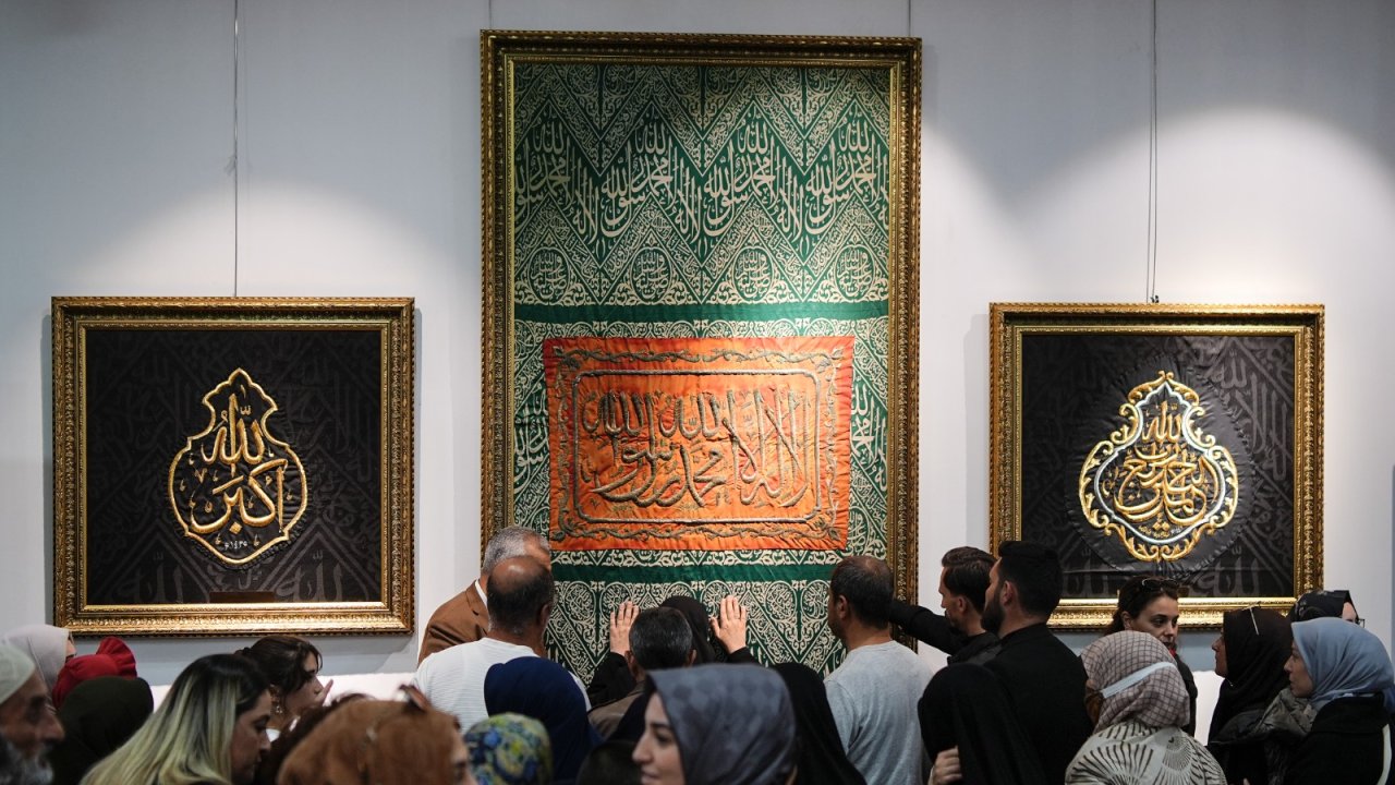 baskan-toptastan-mevlid-kandilinde-kabe-ortuleri-ve-mukaddes-emanetler-sergisi-mujdesi-3.jpeg