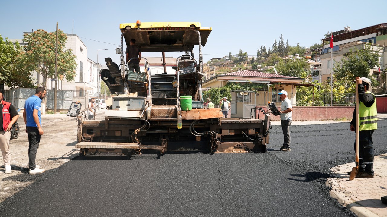 buyuksehir-dulkadiroglu-ballicada-asfalt-mesaisini-durmaksizin-surduruyor-2.jpg