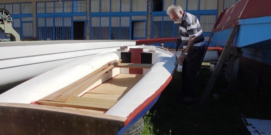 Denizi olmayan ilde ekmeğini tekneden kazanıyor