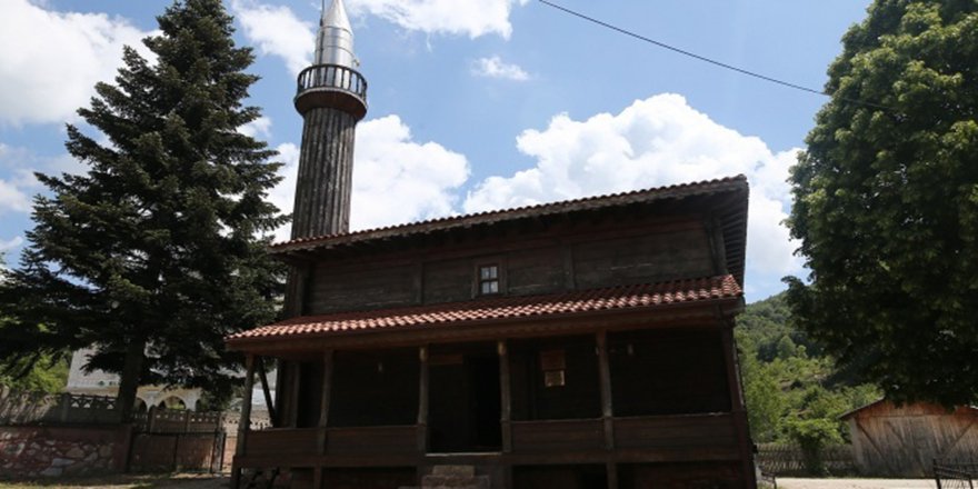 Çivi çakılmadan yapılan tarihi cami 136 yıldır ibadete açık