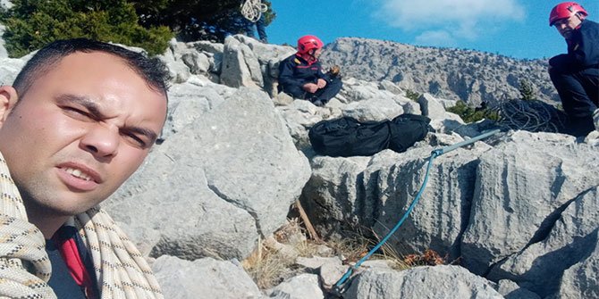 Kahramanmaraş'ta kayalıklarda mahsur kalan köpeği itfaiye kurtardı